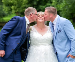 Ein ruhiges Schwarz-Weiß-Foto einer Katze, die sich auf einer Stoffoberfläche im Sonnenlicht entspannt.