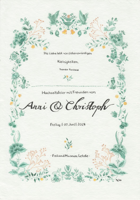 Einladungskarte mit floralen Verzierungen in Grün und Rosa, Text in der Mitte mit Namen und Datum.